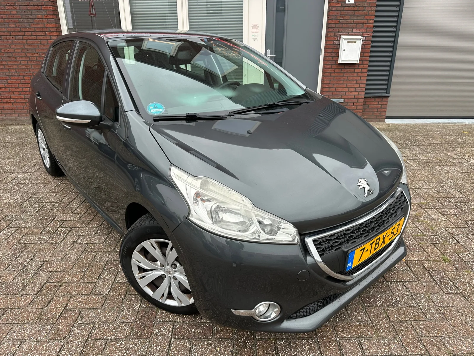 Peugeot 208 (2014) — foto 1