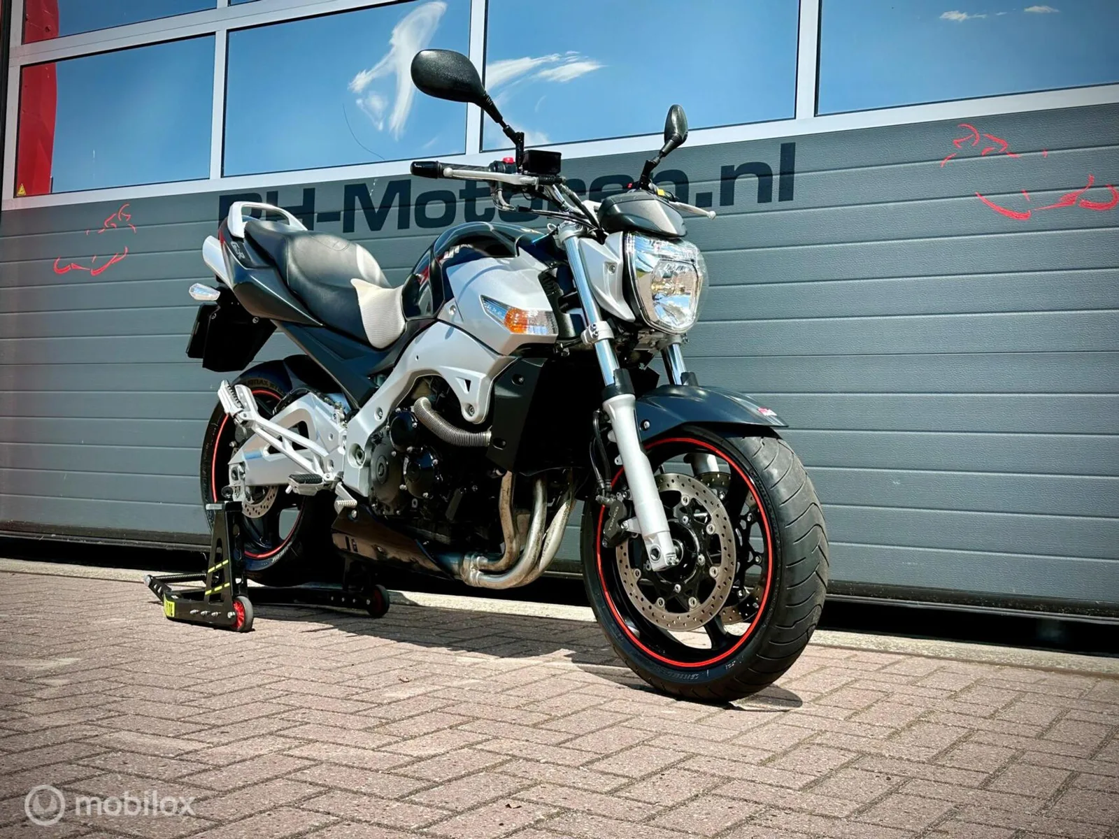 Suzuki GSR600 (2006) — foto 1