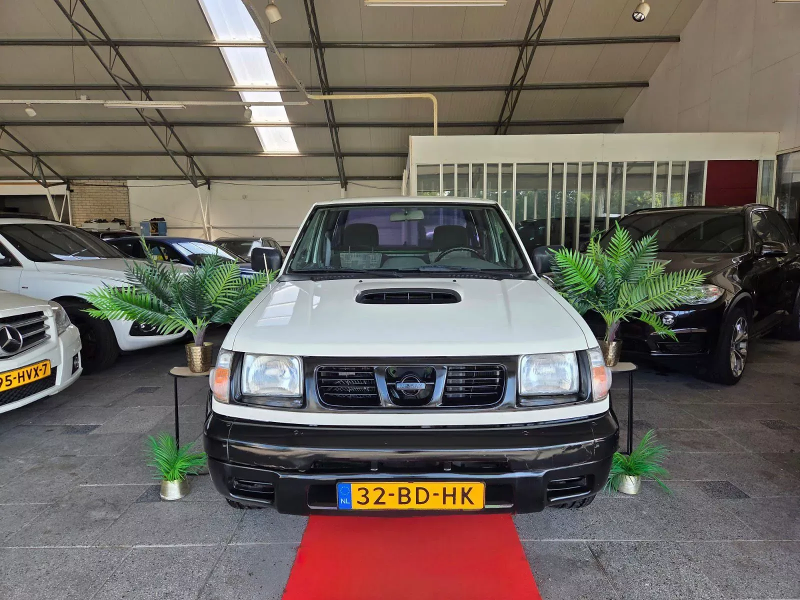 Nissan King Cab (2002) — foto 1