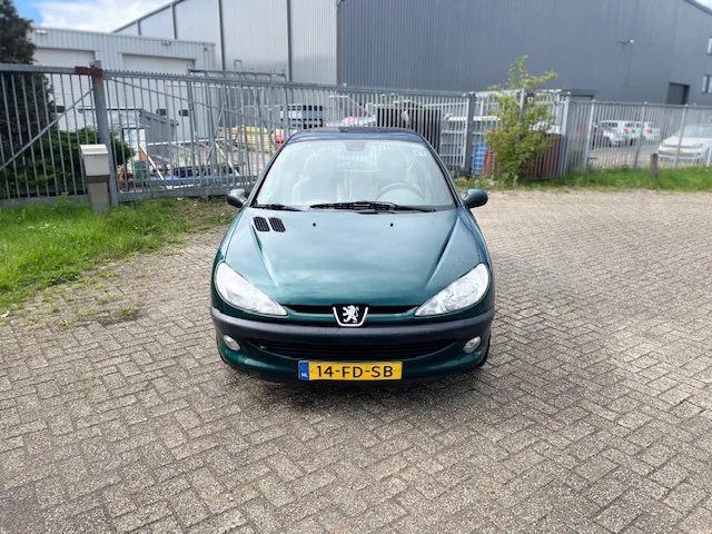 Peugeot 206 (2000) — foto 1