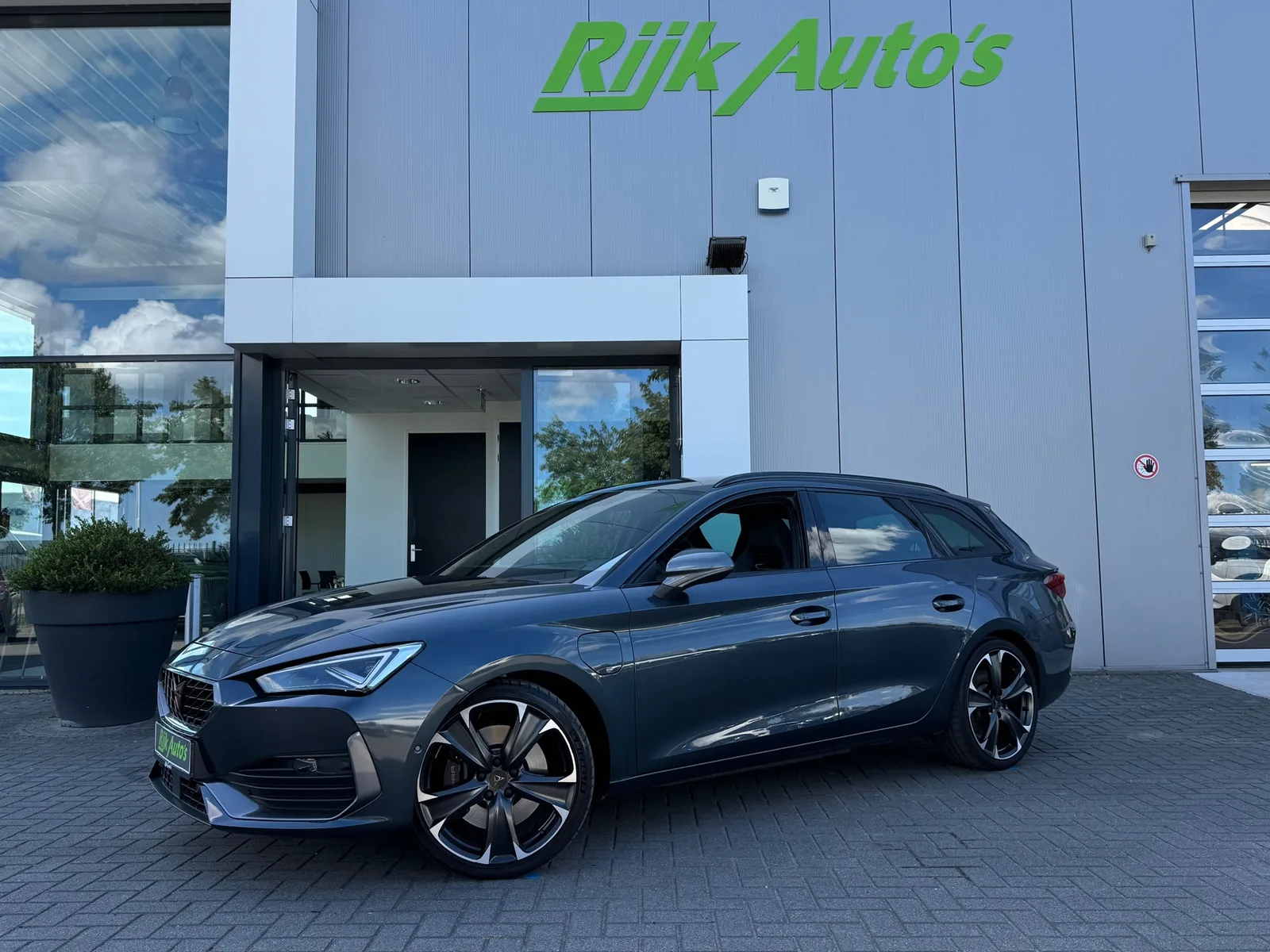 CUPRA Leon Sportstourer (2024) — foto 1