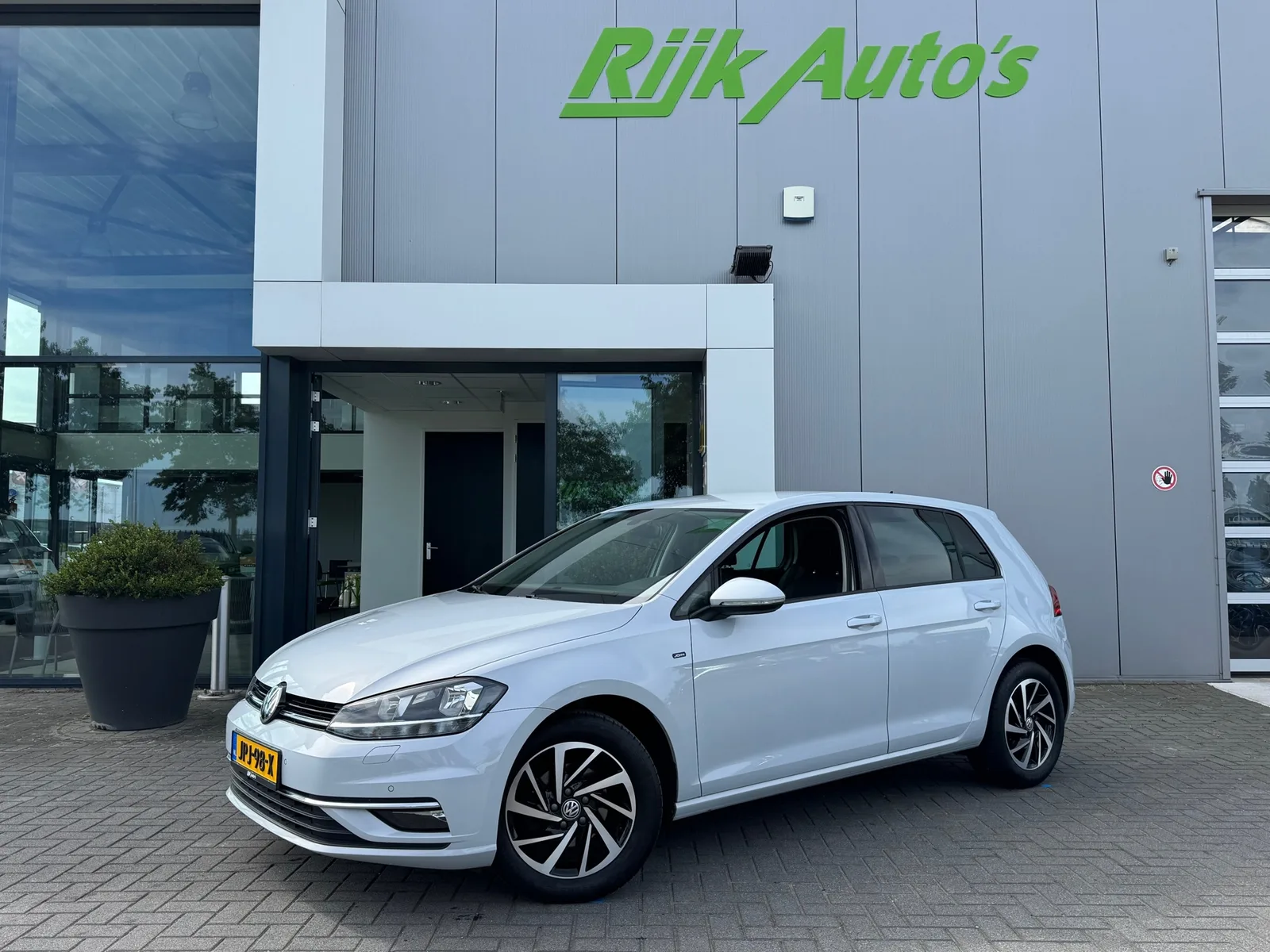 Volkswagen Golf (2018) — foto 1