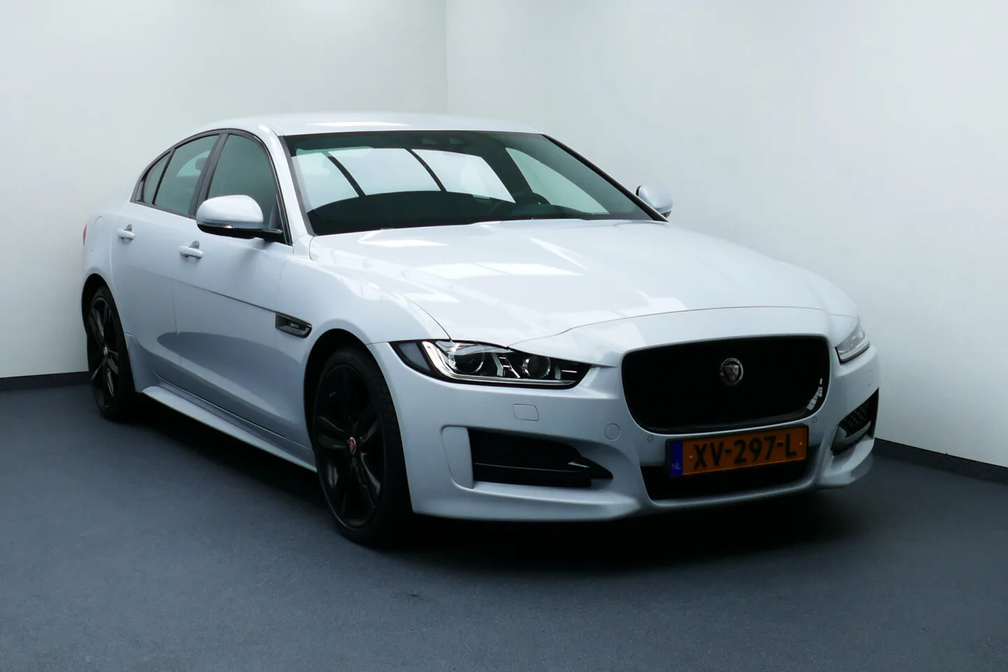 Jaguar XE (2019) — foto 1