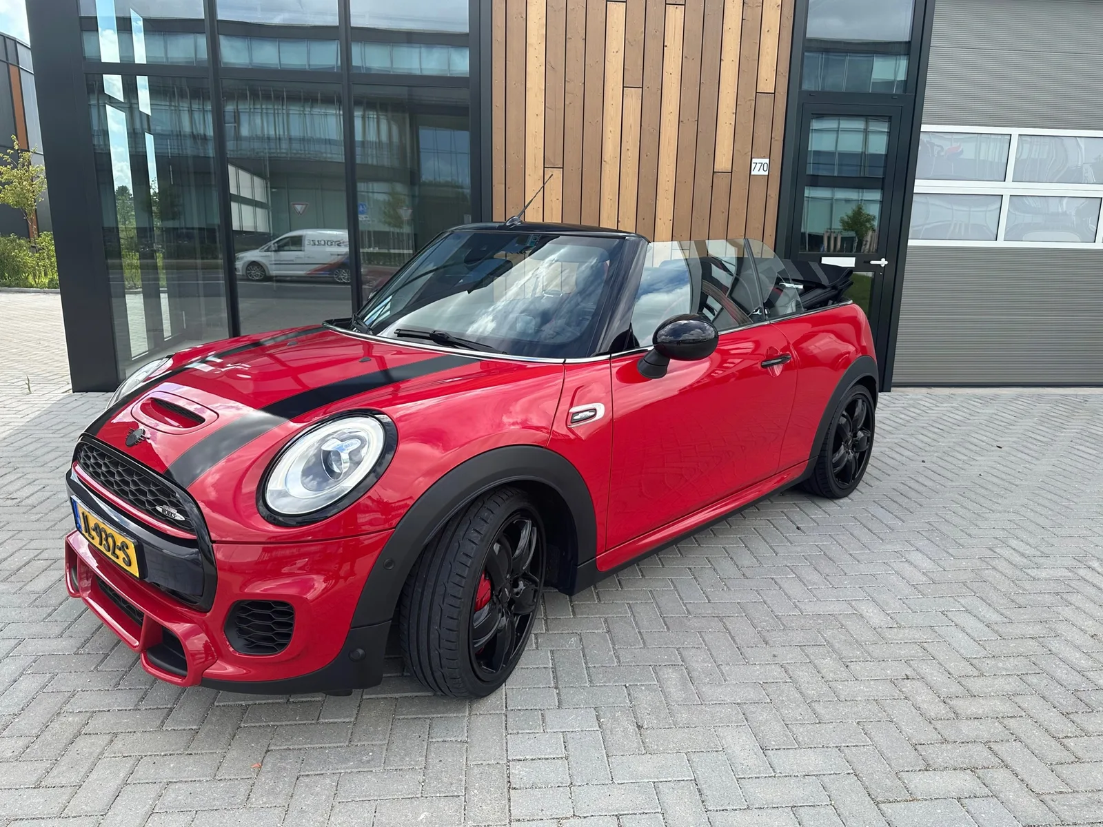 MINI Cabrio (2016) — foto 1