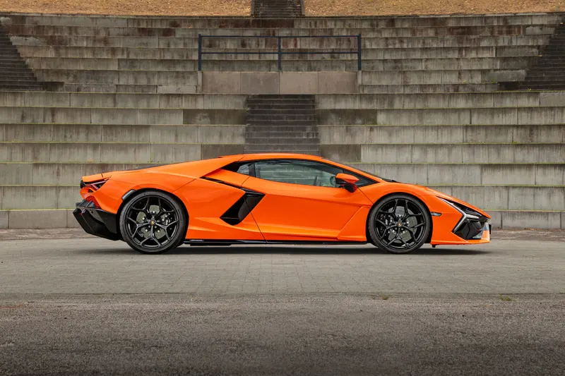 Lamborghini Revuelto (2024)