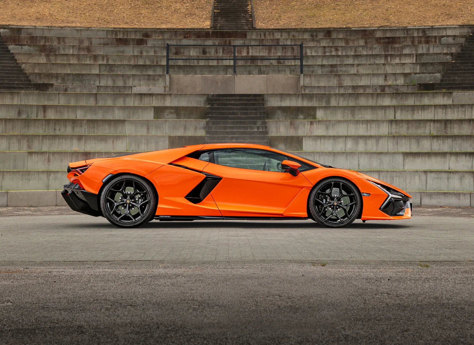 Lamborghini Revuelto (2024) — foto 1