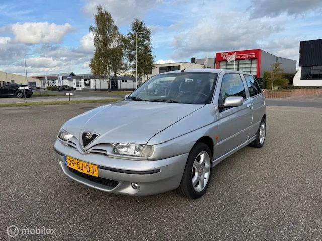 Alfa Romeo 145 (2000) — foto 1