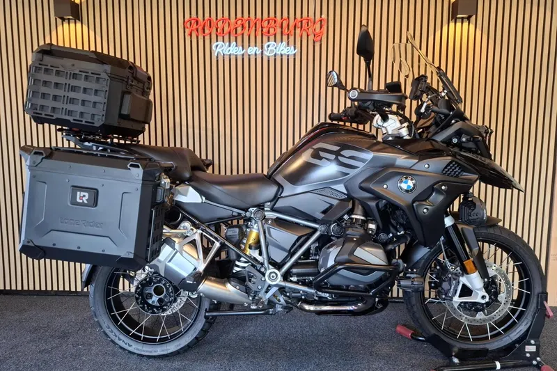 BMW Triple Black Custom LONE RIDER (2021)