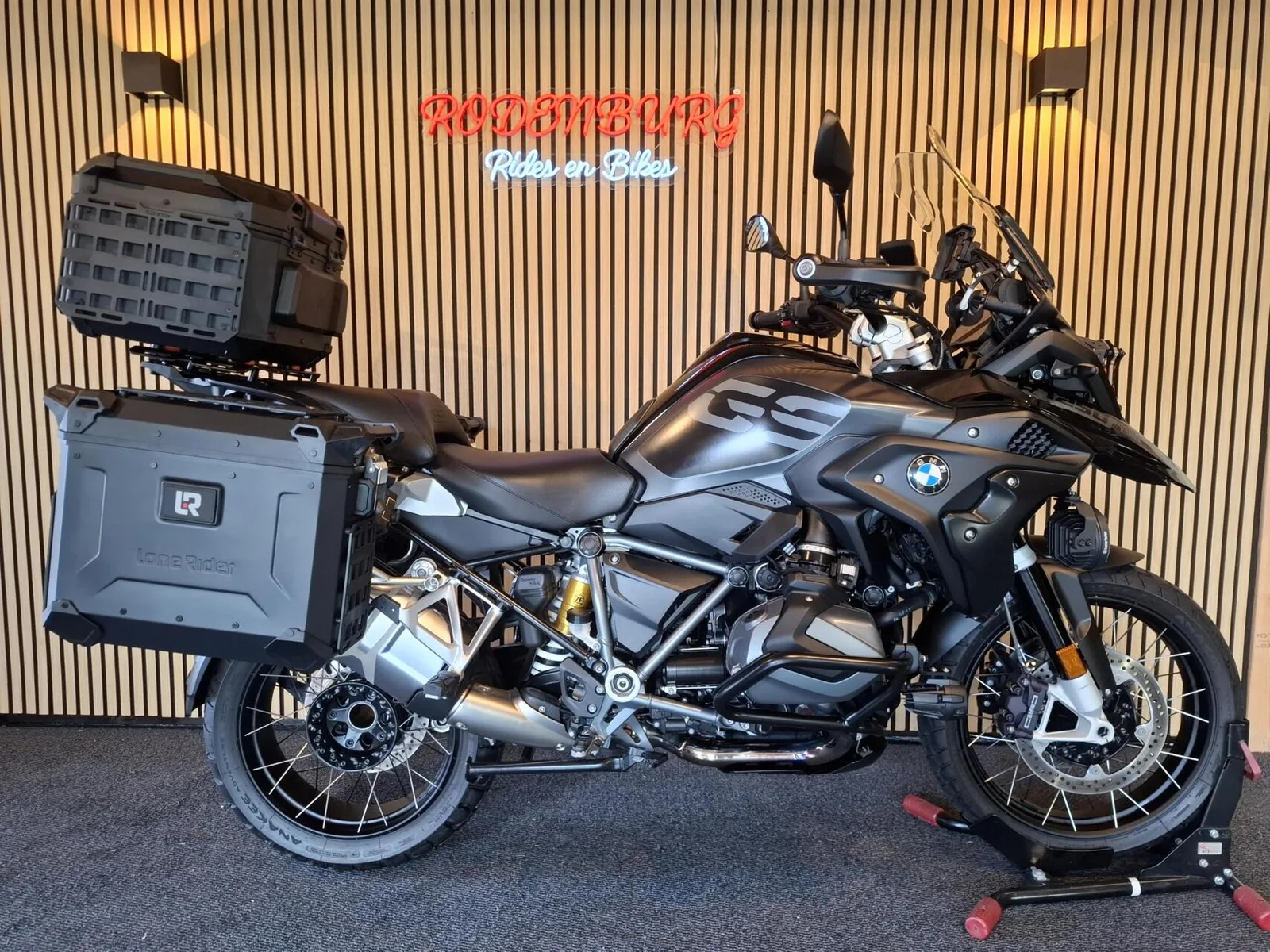 BMW Triple Black Custom LONE RIDER (2021) — foto 1