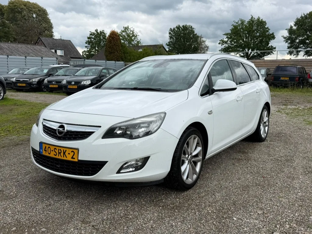 Opel Astra (2011) — foto 1