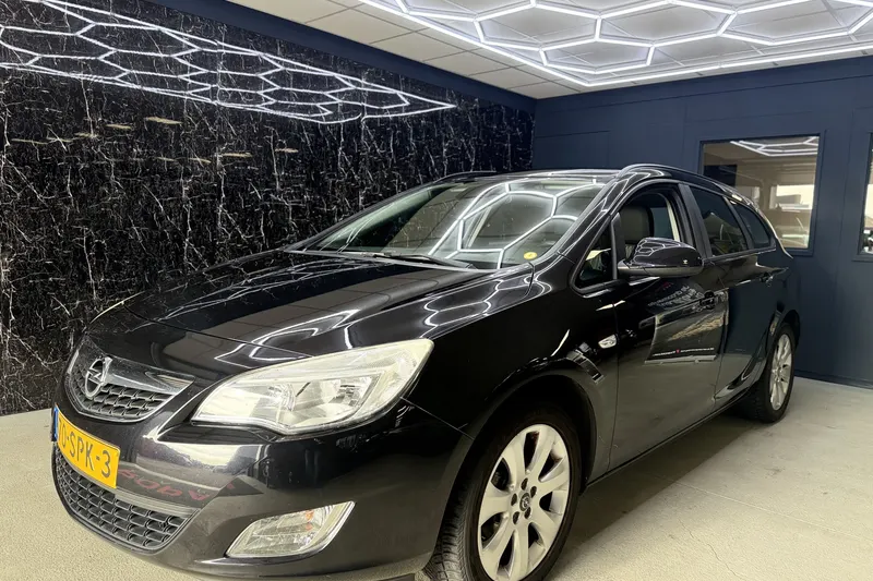 Opel Astra (2011)