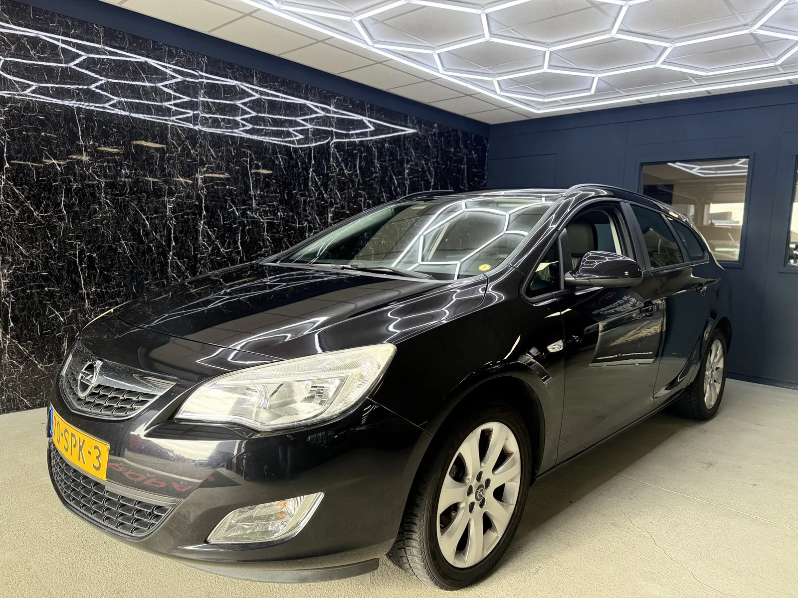 Opel Astra (2011) — foto 1