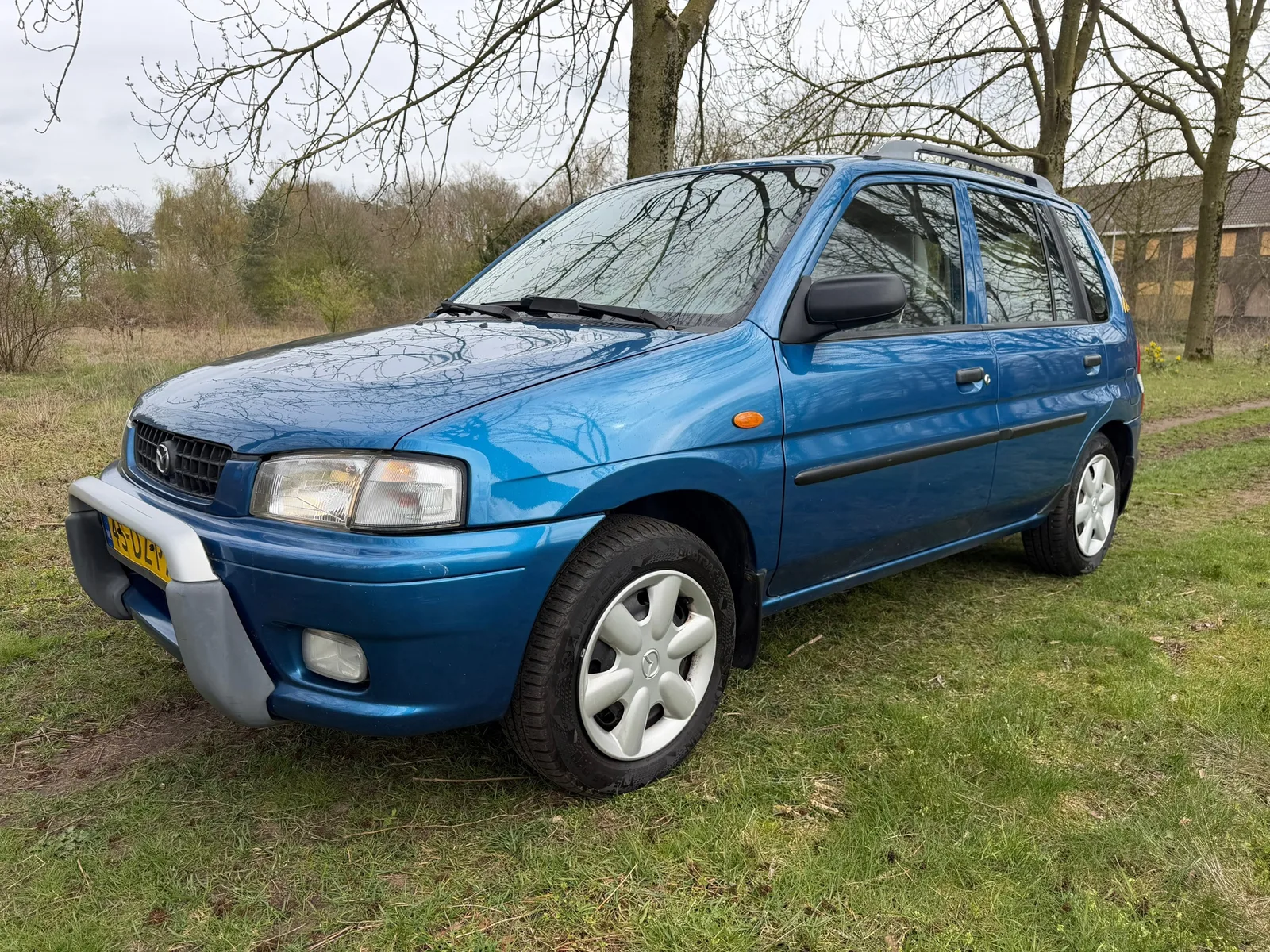 Mazda Demio (2000) — foto 1