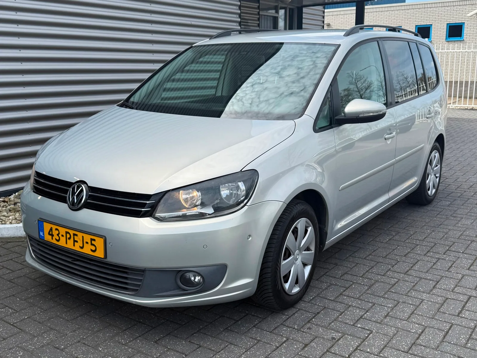 Volkswagen Touran (2011) — foto 1