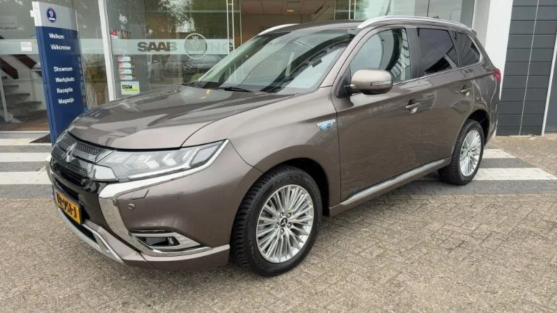 Mitsubishi Outlander (2018) — foto 1