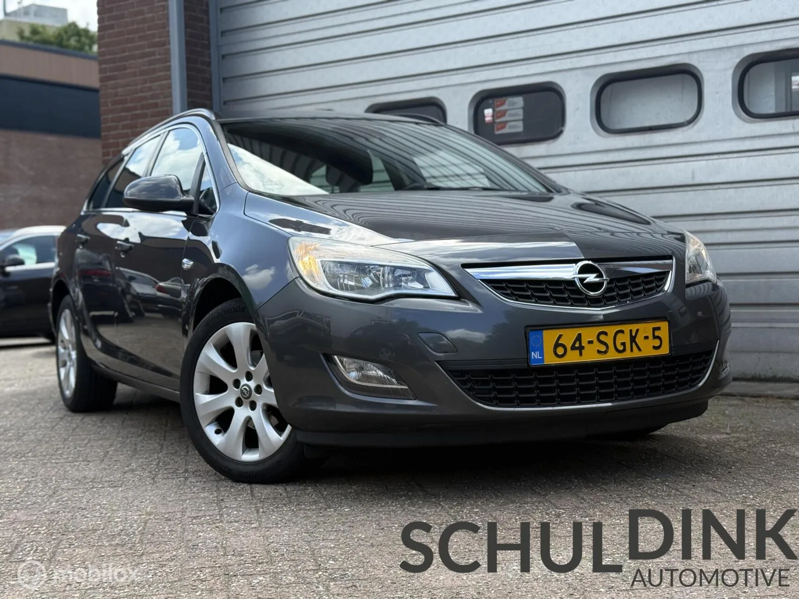 Opel Astra (2011) — foto 1