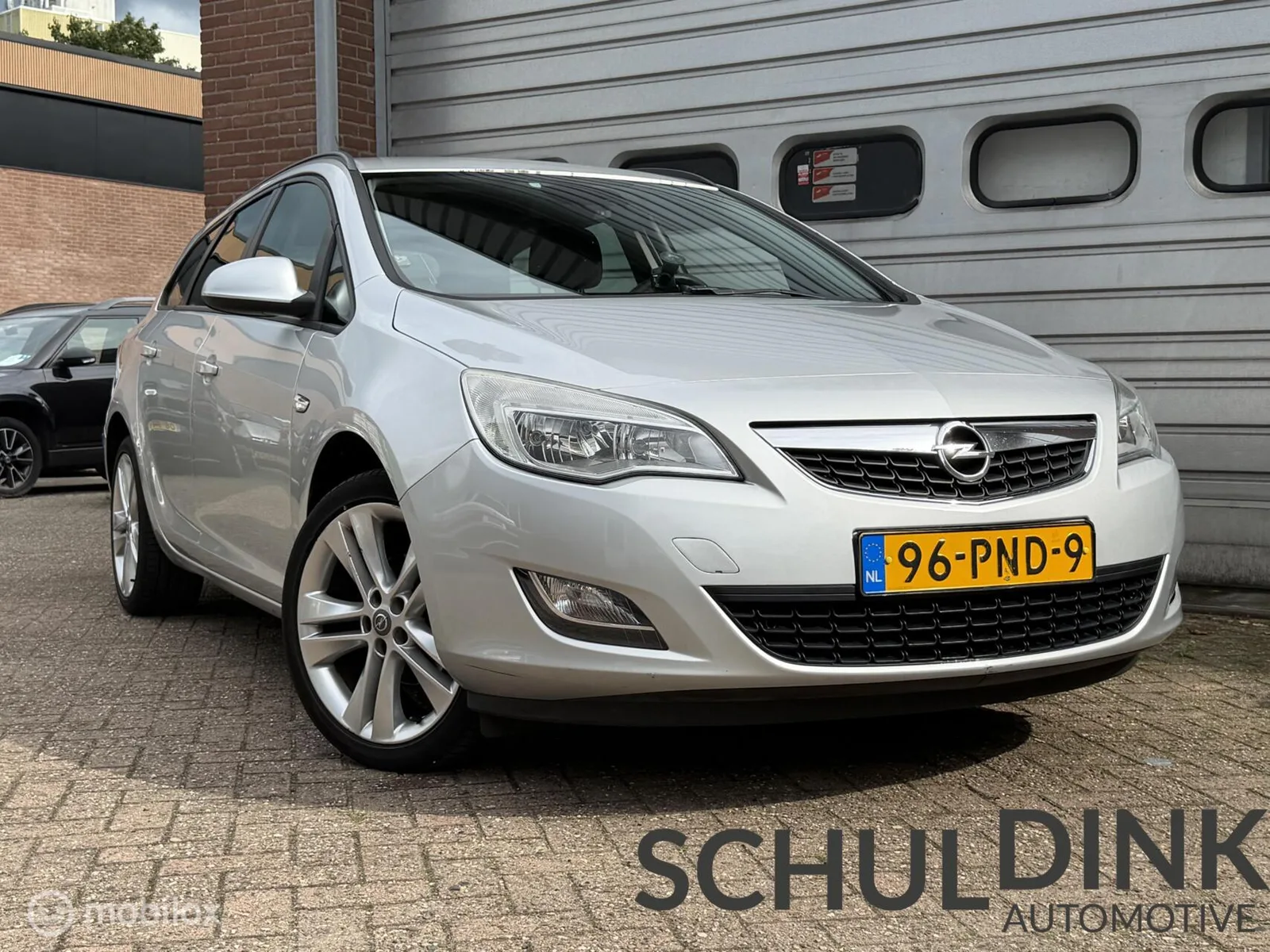 Opel Astra (2011) — foto 1