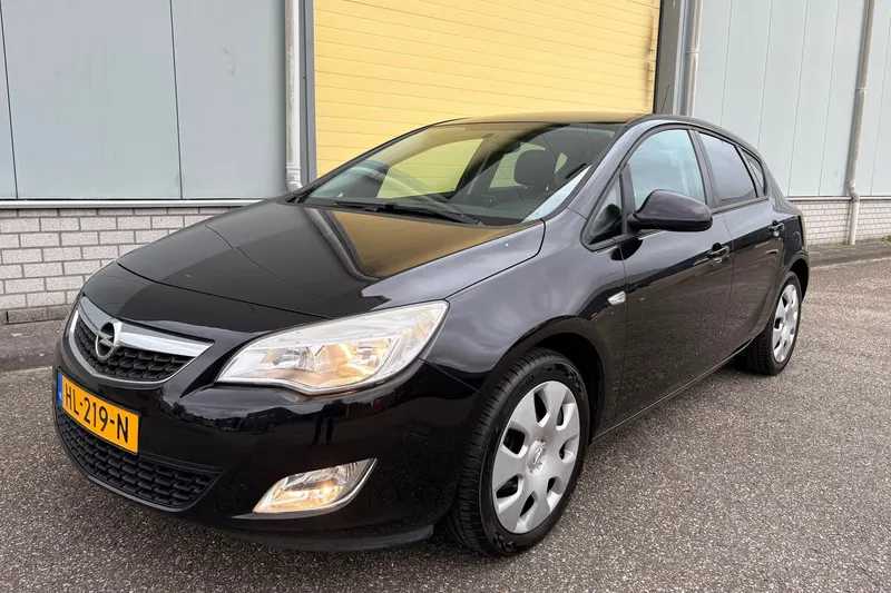 Opel Astra (2011)