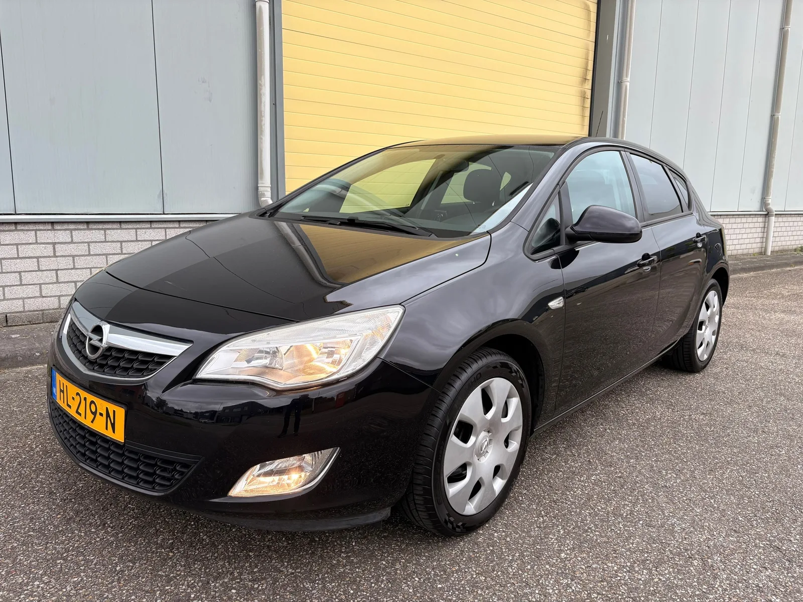 Opel Astra (2011) — foto 1