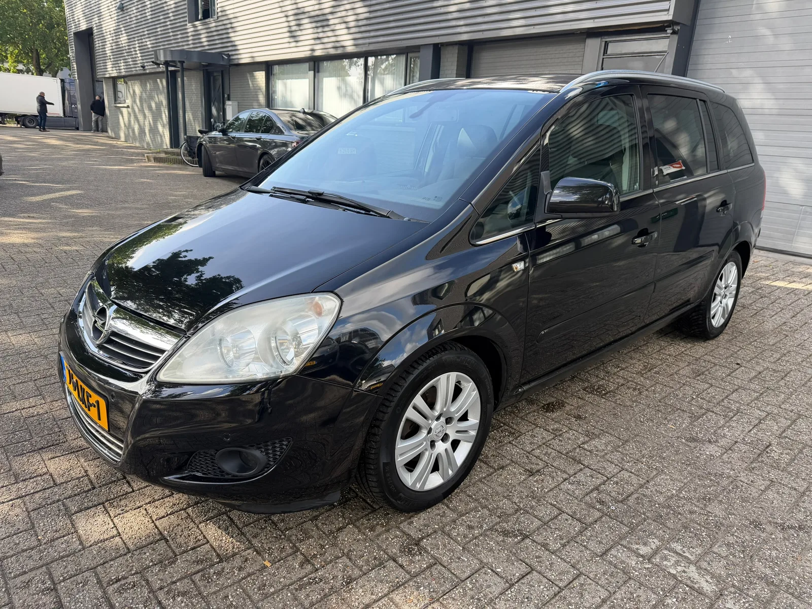 Opel Zafira (2010) — foto 1