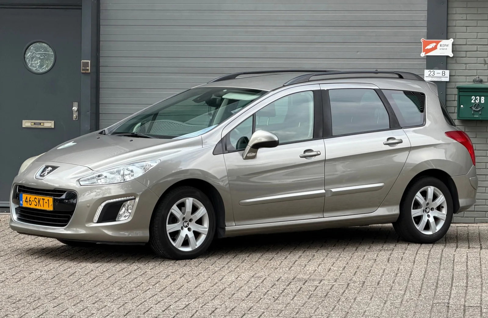 Peugeot 308 (2011) — foto 1