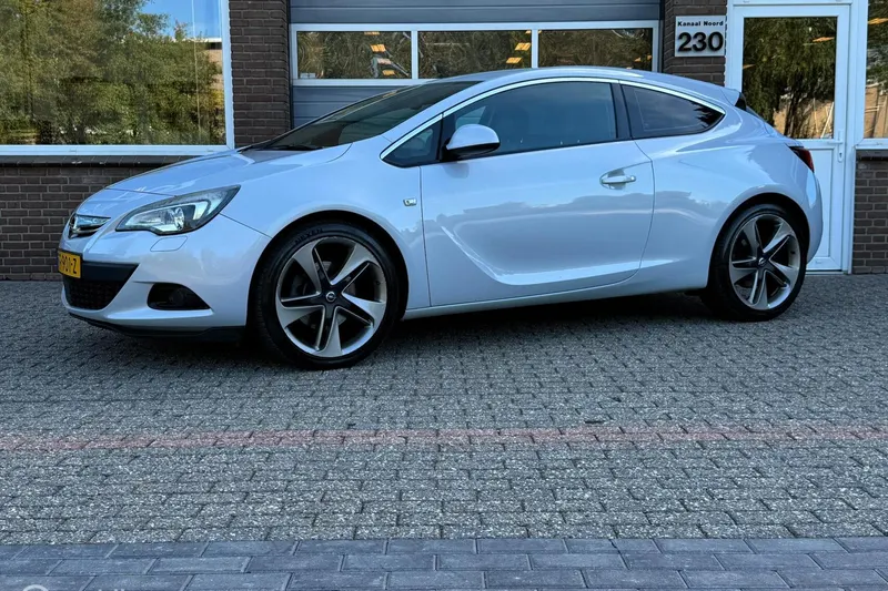 Opel Astra (2011)