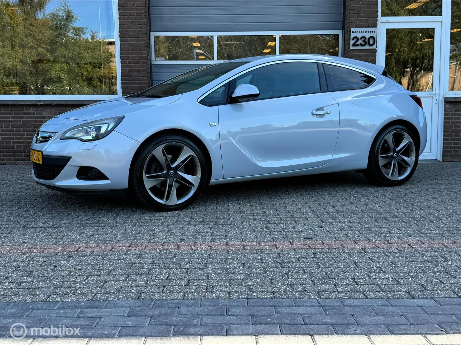 Opel Astra (2011) — foto 1