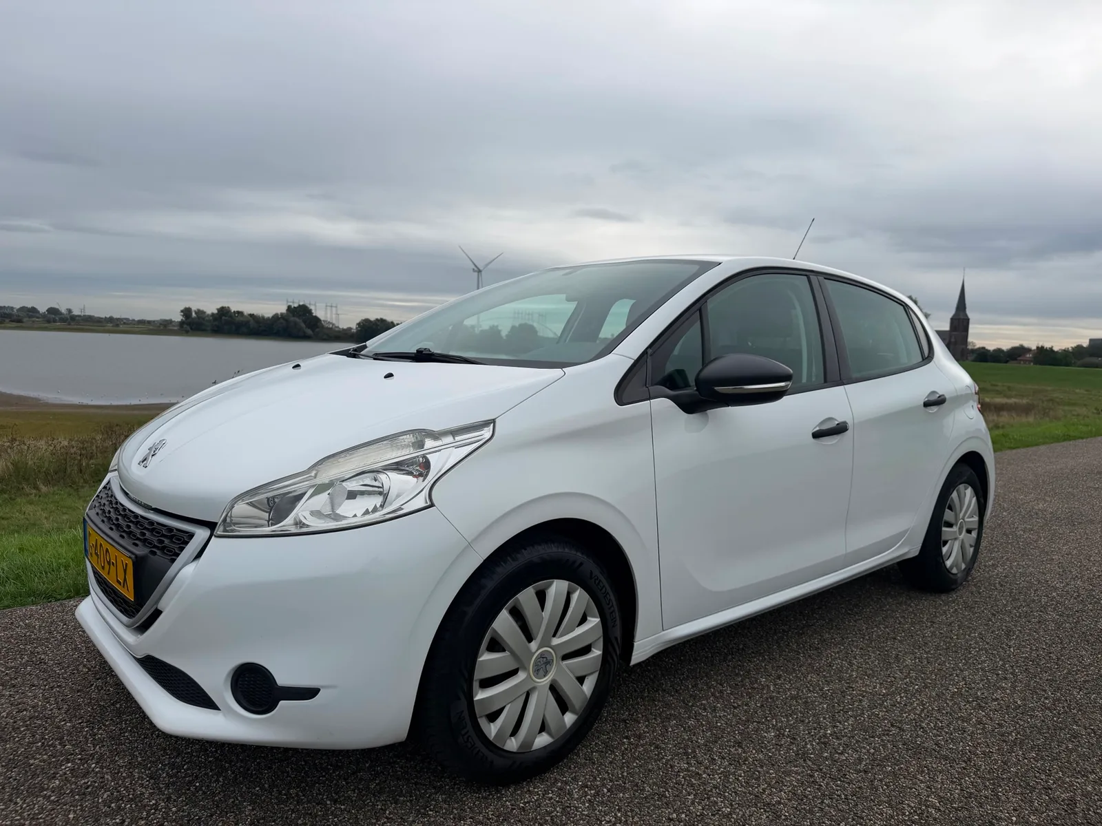 Peugeot 208 (2015) — foto 1