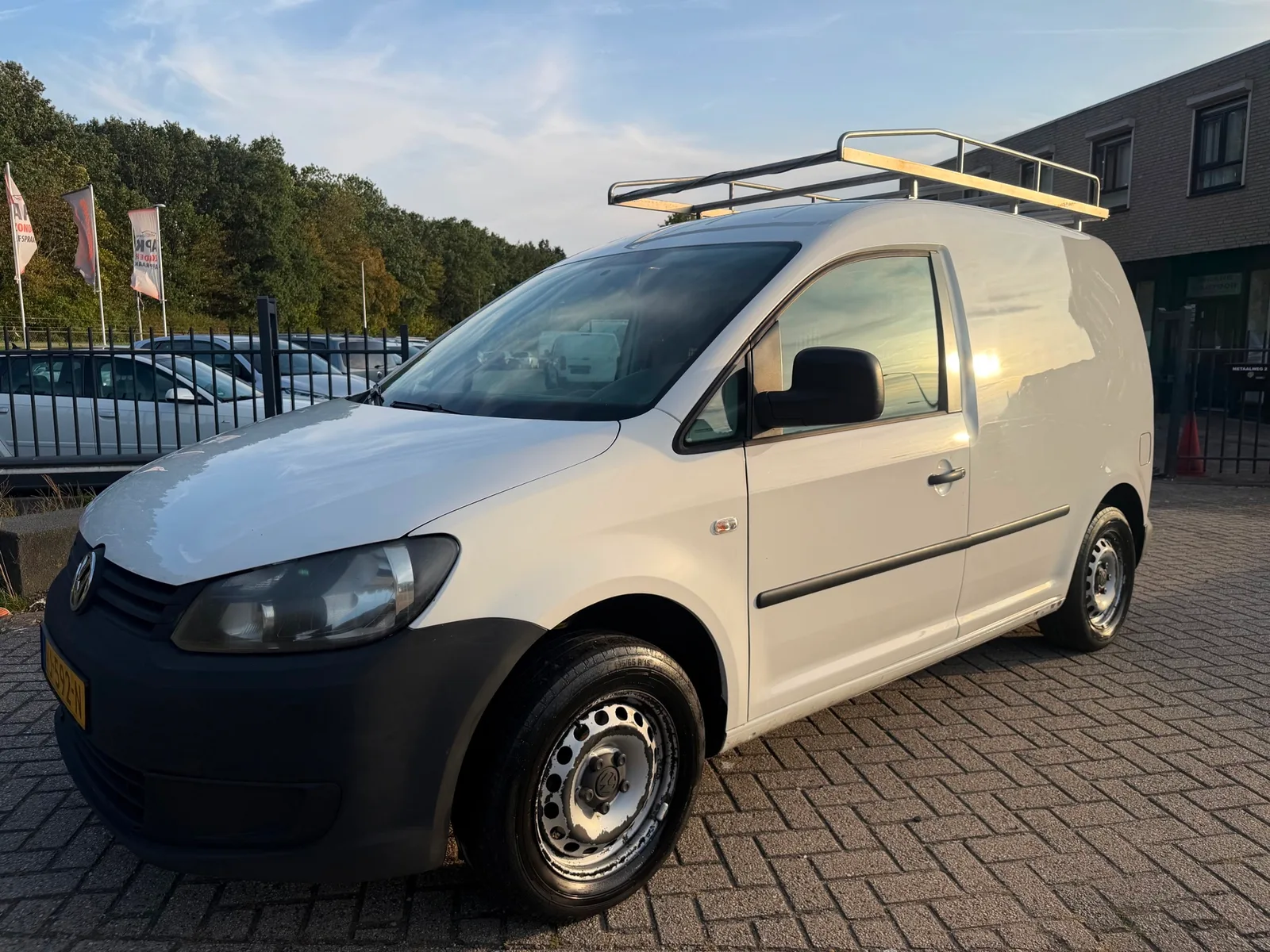 Volkswagen Caddy (2014) — foto 1