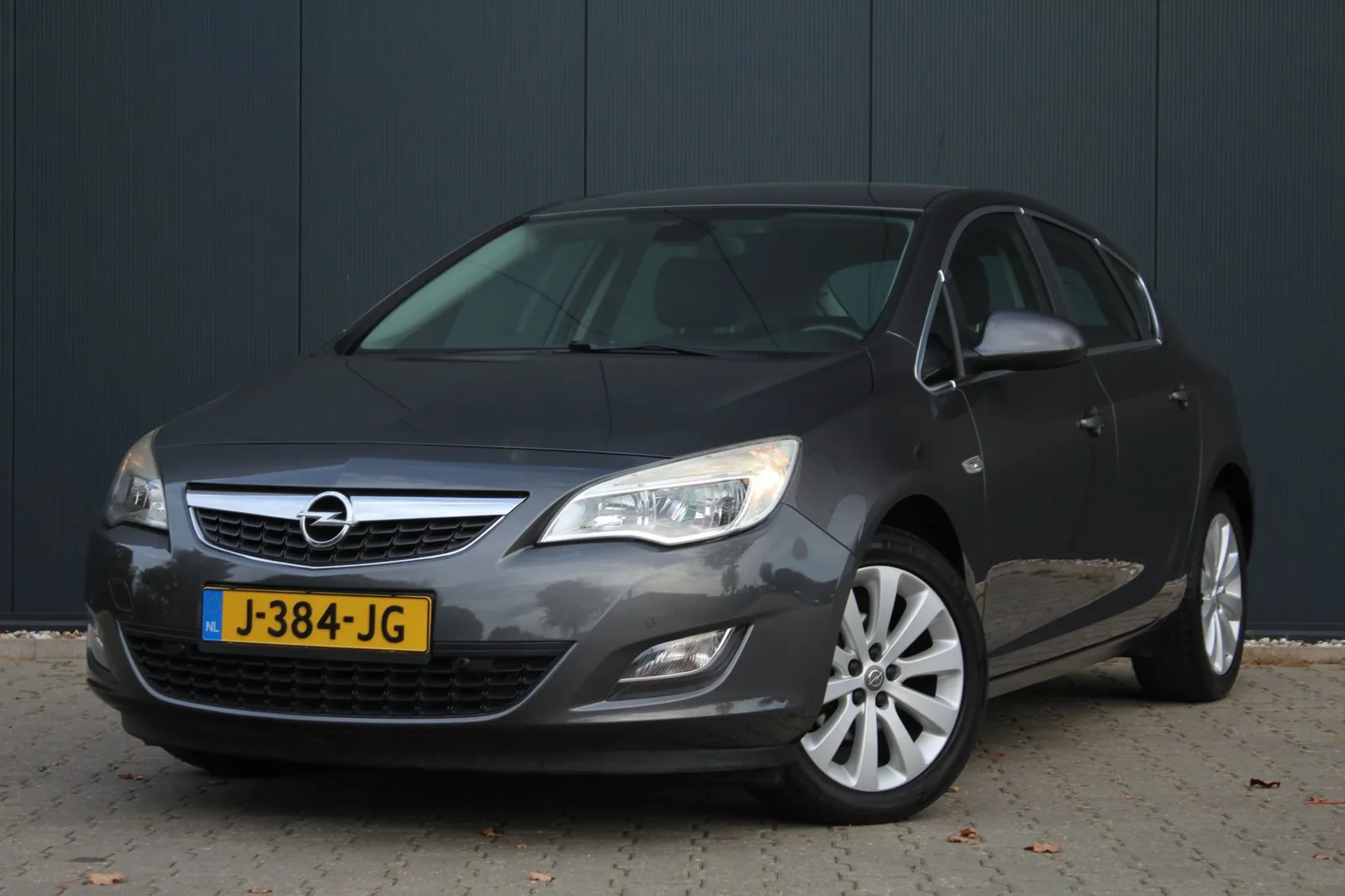 Opel Astra (2010) — foto 1