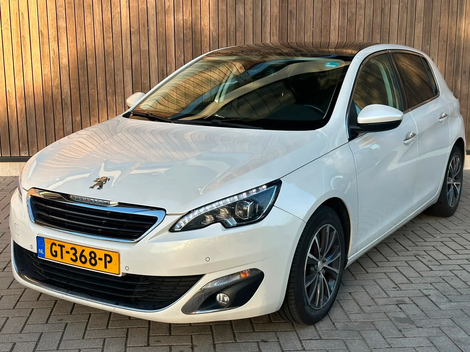 Peugeot 308 (2015) — foto 1