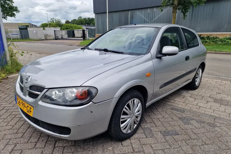 Nissan Almera (2004)