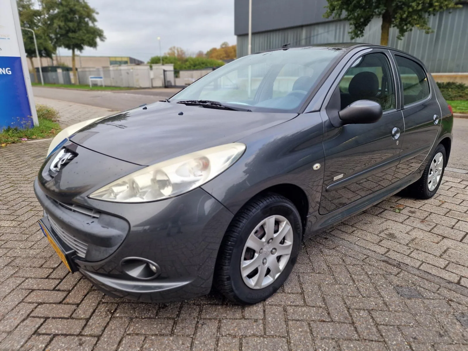 Peugeot 206 (2011) — foto 1