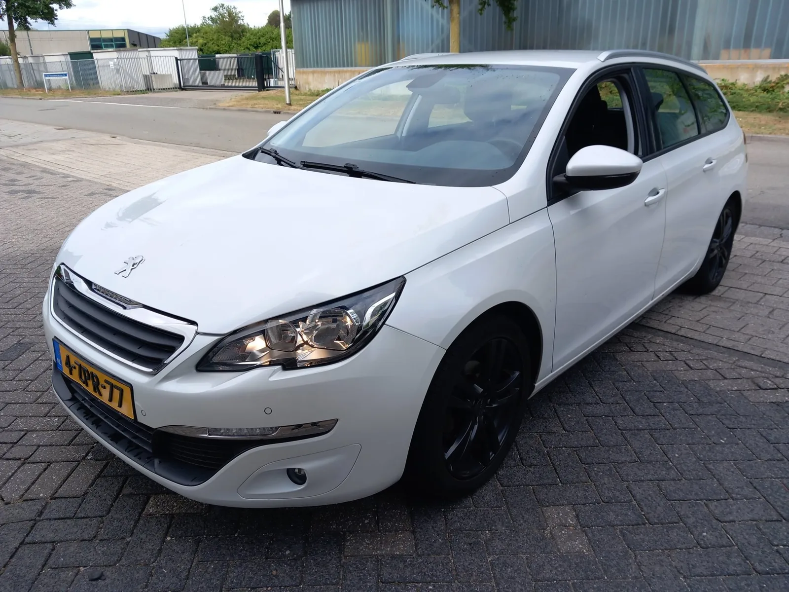 Peugeot 308 (2015) — foto 1
