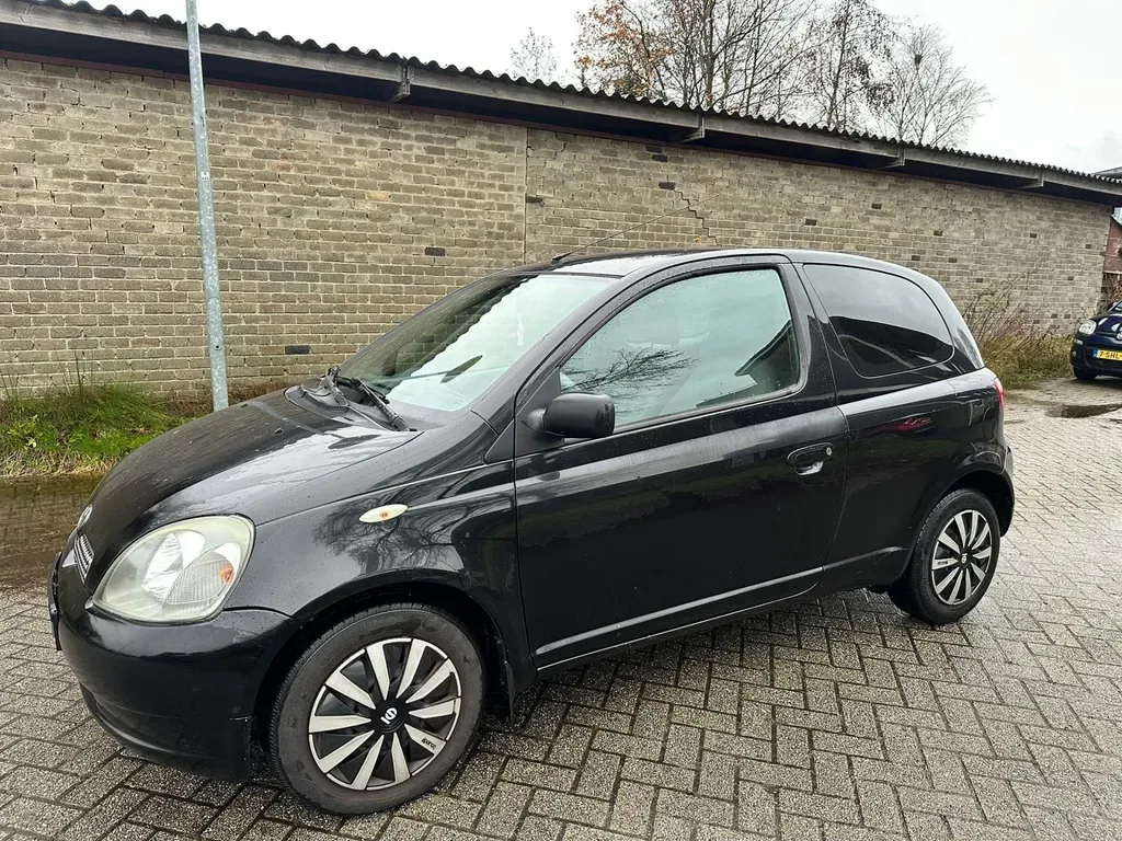 Toyota Yaris (2002) — foto 1