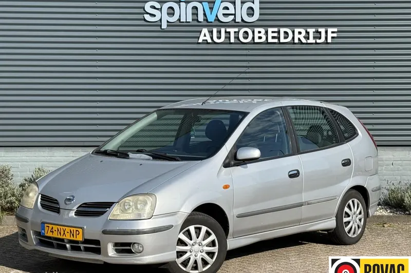 Nissan Almera Tino (2004)