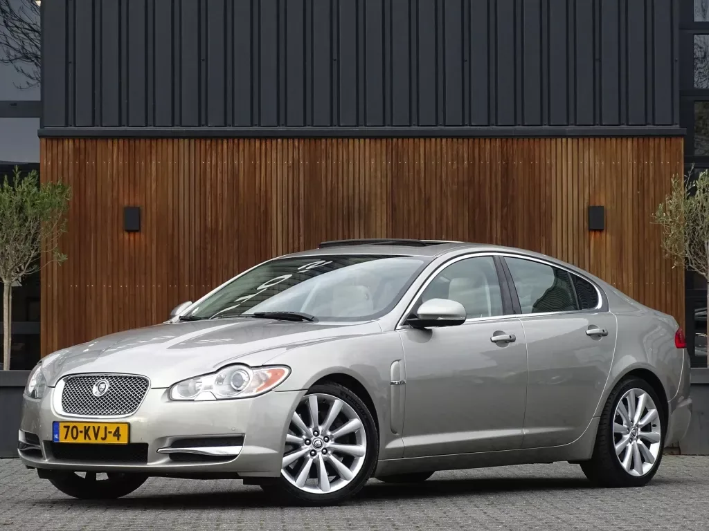 Jaguar XF (2010) — foto 1
