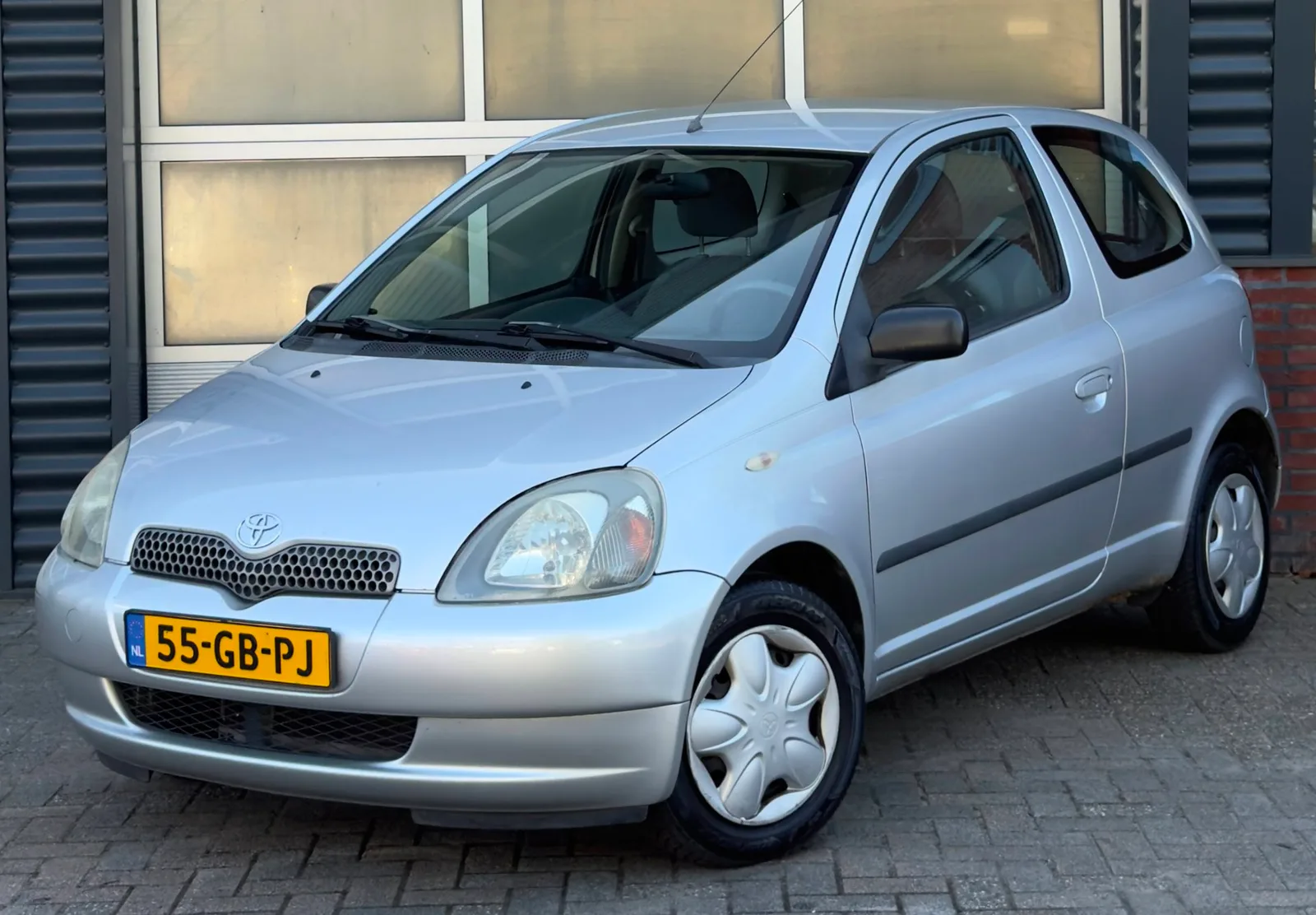 Toyota Yaris (2000) — foto 1