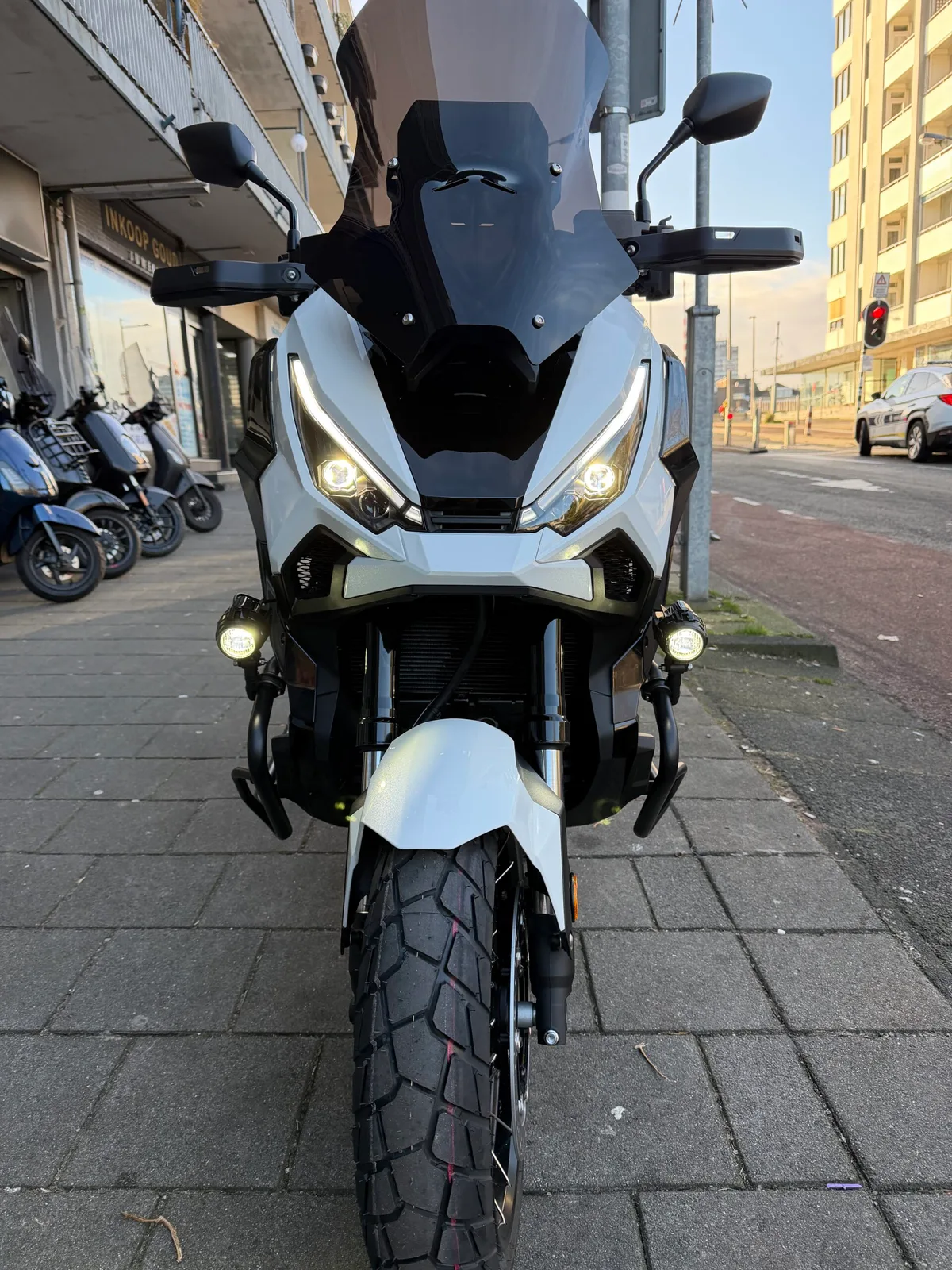 Honda X-adv 750 withe and (0) — foto 1