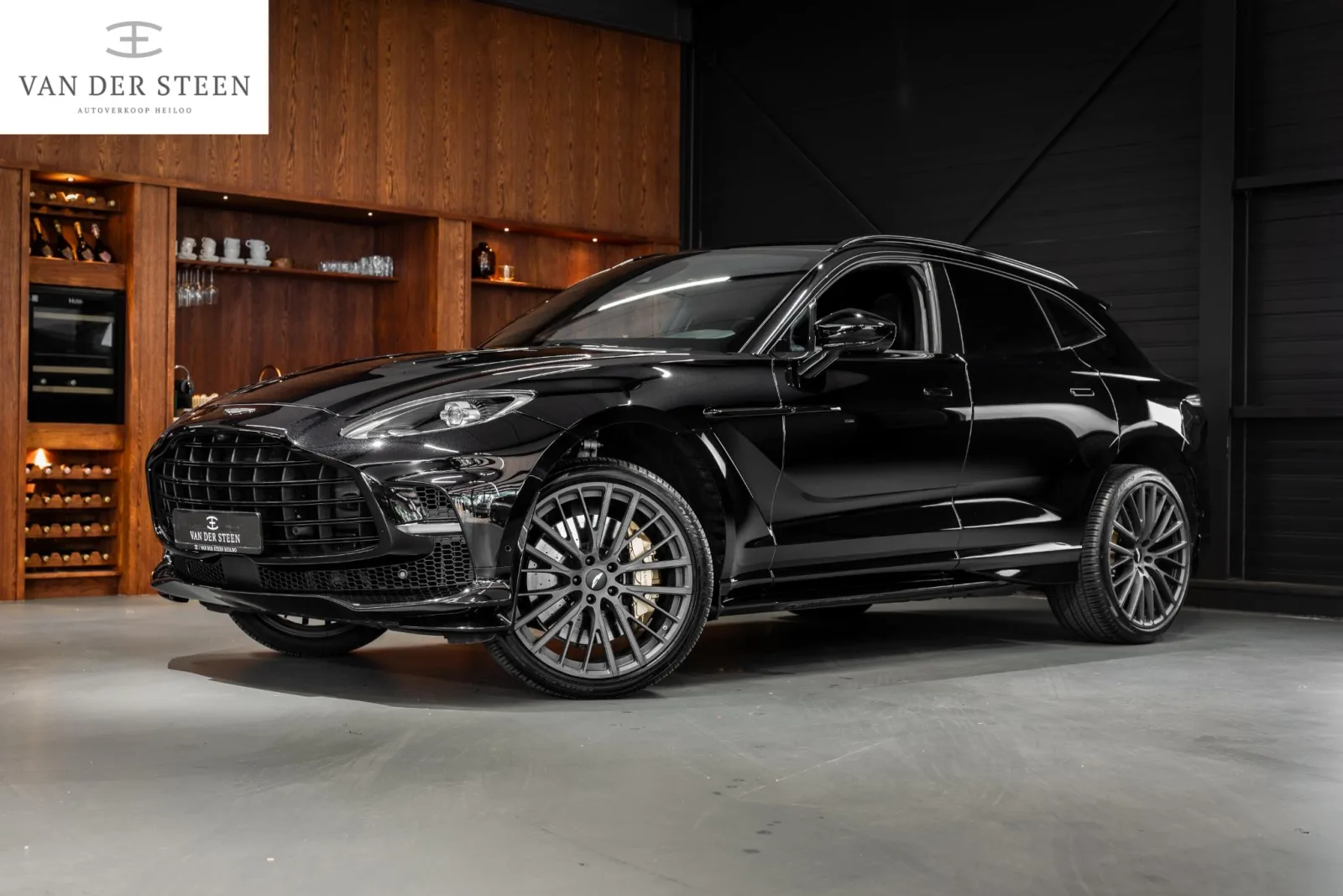 Aston Martin DBX (2023) — foto 1