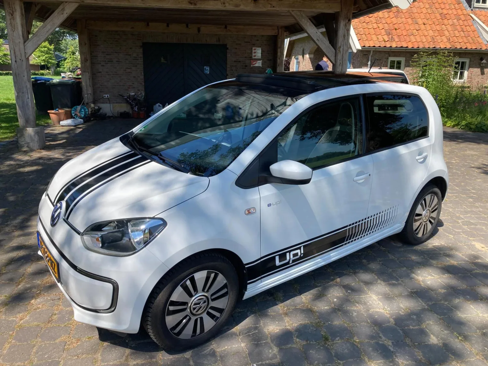 Volkswagen E-Up! (2015) — foto 1