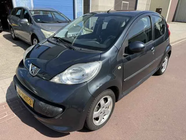 Peugeot 107 (2009) — foto 1