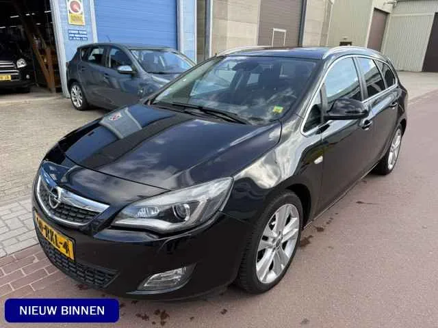 Opel Astra (2011) — foto 1