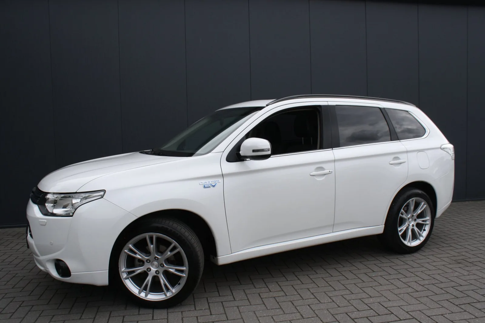 Mitsubishi Outlander (2013) — foto 1