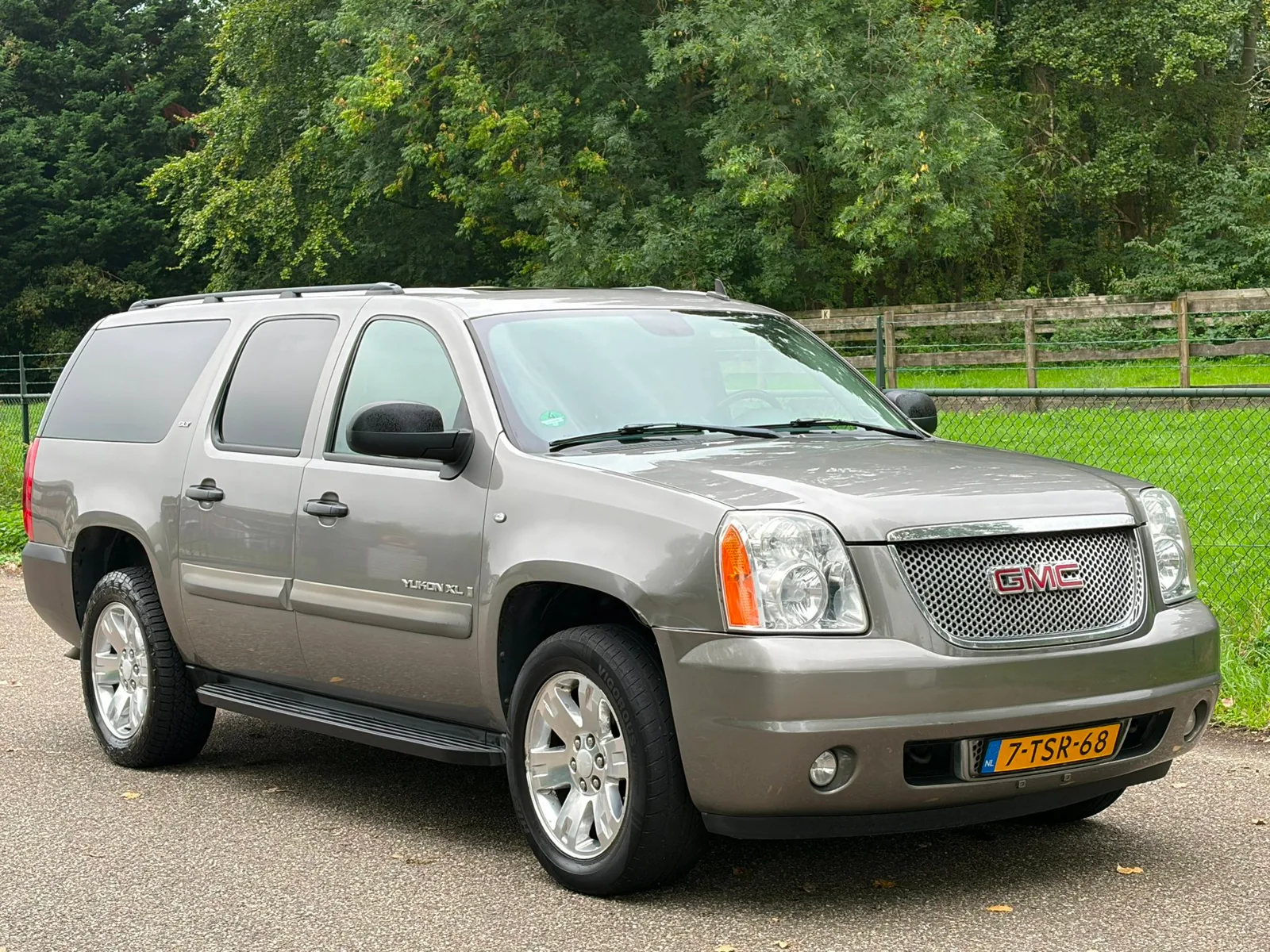 GMC Yukon XL (2008) — foto 1