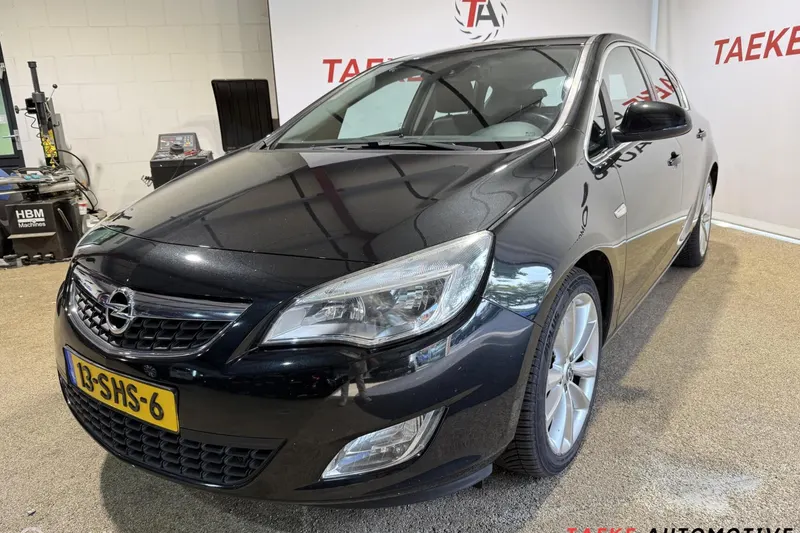 Opel Astra (2011)