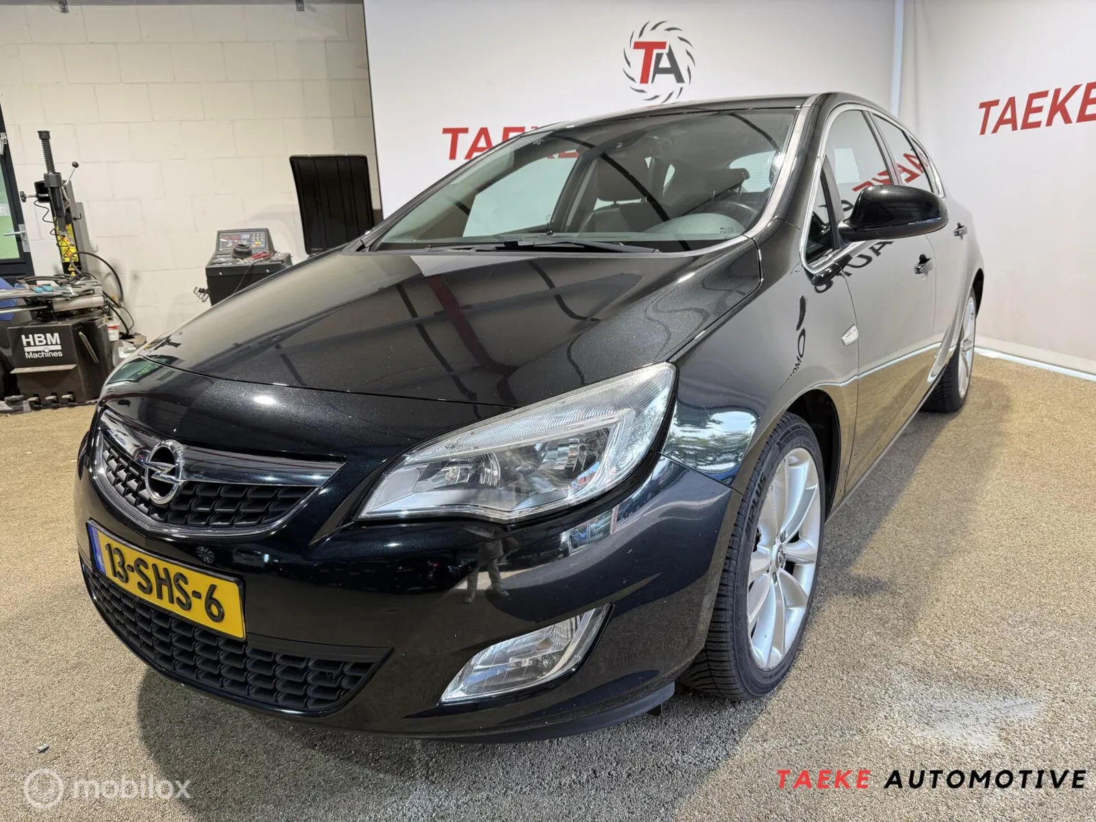 Opel Astra (2011) — foto 1