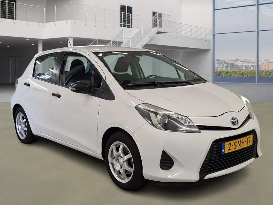 Toyota Yaris (2013) — foto 1