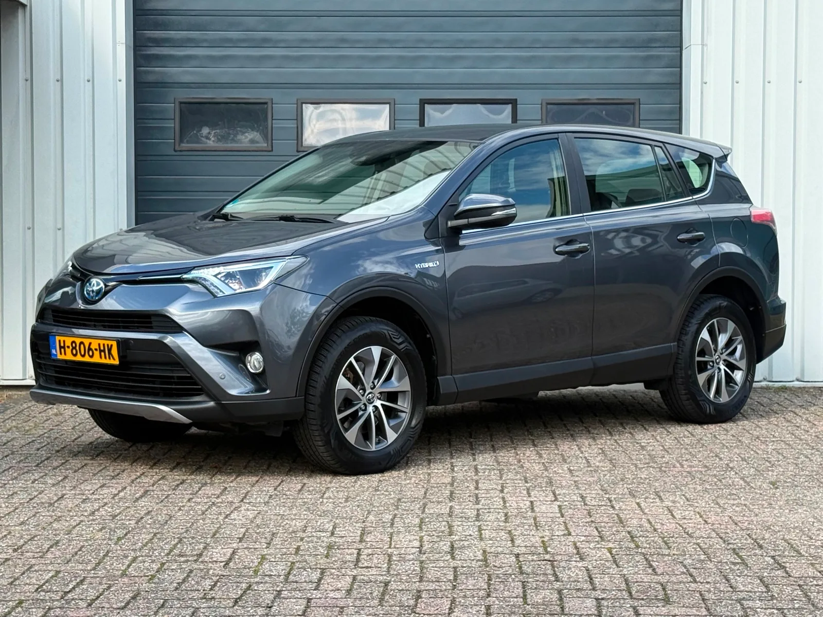 Toyota RAV4 (2017) — foto 1