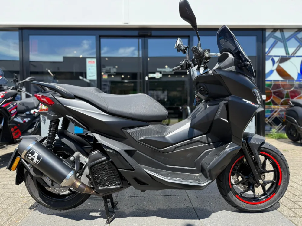 Aprilia SR GT 200cc (2024) — foto 1